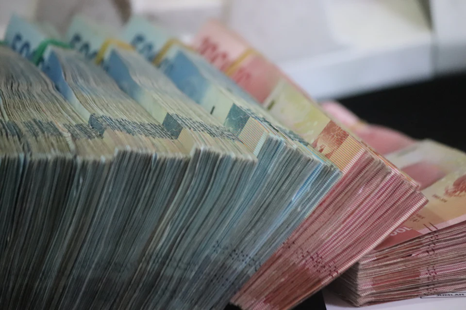 Moroccan dirham banknotes spread out, the currency used for tipping drivers in Morocco.